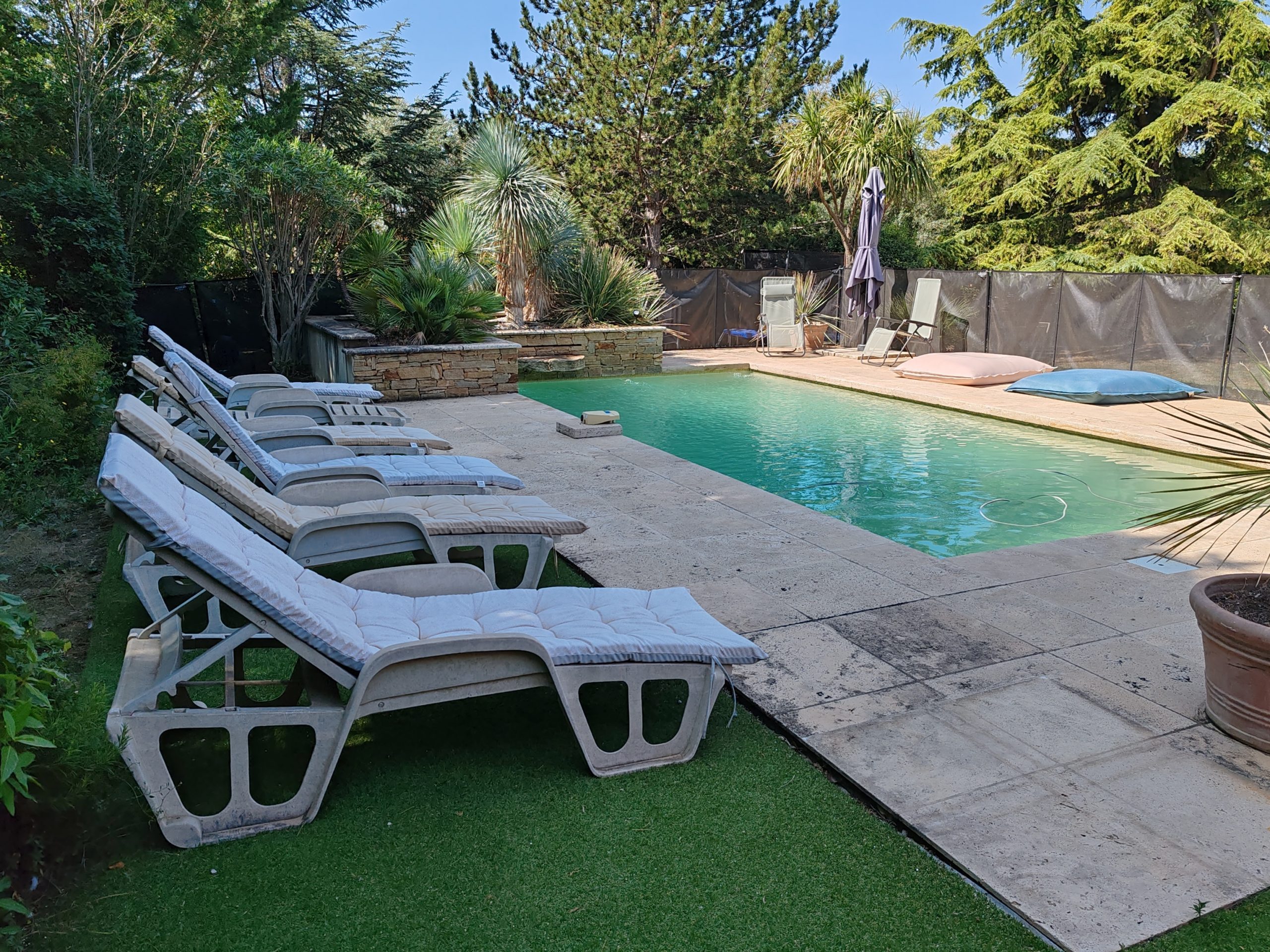 gazon synthétique et clôture (Marseille 13013)